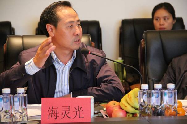 海南省內(nèi)蒙古商會(huì)會(huì)長、內(nèi)蒙古農(nóng)牧業(yè)產(chǎn)業(yè)化龍頭企業(yè)協(xié)會(huì)海南辦事處主任海靈光介紹對接情況.JPG